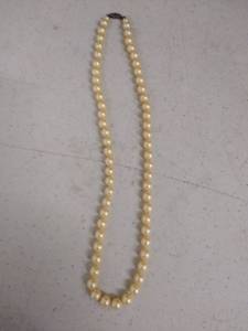 lot 6009 image: Pearl Costume Necklace
