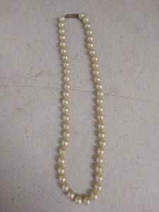 lot 6010 image: Pearl Costume Necklace