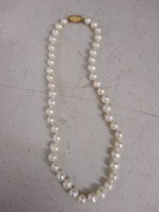 lot 6011 image: Pearl Costume Necklace