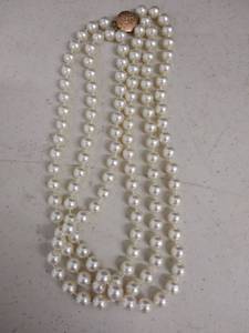 lot 6013 image: Pearl Costume Necklace