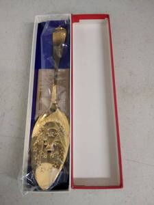 lot 6164 image: gold Patriots cake sever