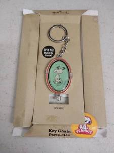 lot 6311 image: hallmark snoppy keychain