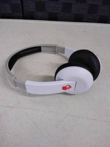 lot 6316 image: white and grey headphones