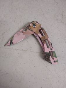 lot 6351 image: pink camfulge pocket knife