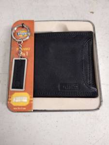lot 6395 image: fossil wallet and keychain set