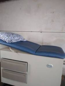 lot 3006 image: Brewer Basic Exam Table CONTENTS INCLUDED