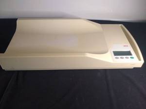 lot 3028 image: Beige Seca Infant Weighing Table
