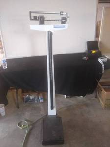 lot 3045 image: White Healthy O Meter Doctors Office Scales