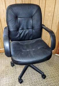 lot 106 image: Black Rolling Office Chair