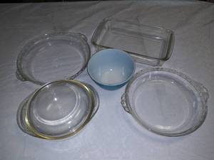 lot 116 image: Lot of Vintage PYREX Bakeware