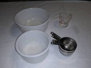 lot 121 image: 2 Vintage Mixing Bowls, Fire King Measuring cup, & Metal Measuring Cups