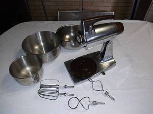 lot 122 image: Vintage Chrome Sunbeam MixMaster Stand Mixer with Bowls & Mixers