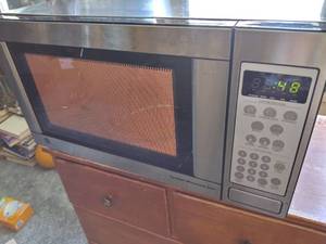 lot 142 image: GE Microwave Oven  Works