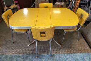 lot 94 image: Mid-Century Oval Dining Table w 4 Chairs