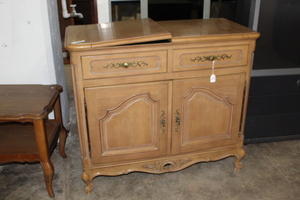 lot 9289 image: Side Bar Buffet