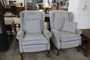 lot 9290 image: 2 Blue Checked Recliner Chairs