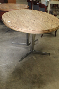 lot 9315 image: Kitchen Table