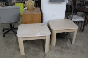 lot 9331 image: 2 End Tables
