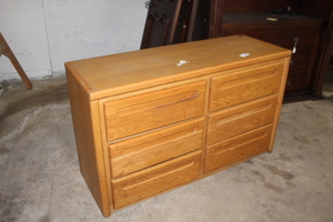 lot 9357 image: Dresser