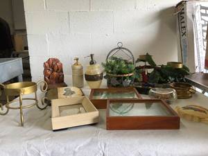 lot 9368 image: Misc. Decor Items