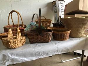lot 9370 image: Basket Lot