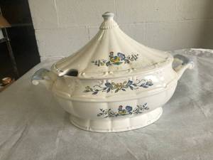 lot 9382 image: Soup Tureen