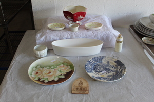 lot 9403 image: Pretty Bowls and Plate