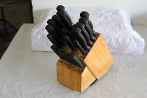 lot 9412 image: Nice knife block with knives
