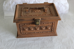 lot 9428 image: Vintage Sewing Box