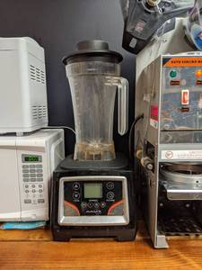 lot 7369 image: Avamix Blender