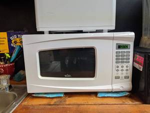 lot 7371 image: Rival Microwave