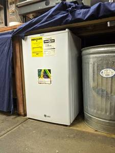 lot 7408 image: Haier Mini Fridge HMSE03WAWW