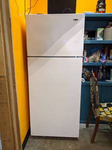 lot 7413 image: Amana Refrigerator A8TCNWFAW00