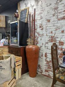 lot 7425 image: Decorative Vase