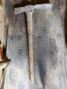 lot 8 image: Axe