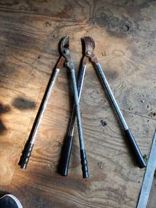 lot 11 image: 2 Pairs of Brush Clippers