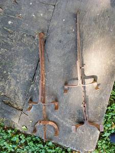 lot 18 image: Lot of 2 Cast Iron