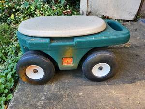 lot 19 image: Green Gardener Caddy Bench