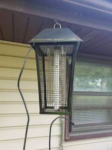 lot 34 image: Patio Gard Electric Bug Zapper. Working