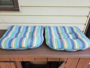 lot 36 image: Lot of 2 Lawn Chair Cushions