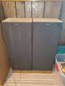 lot 50 image: Pair of Sony SS-U520 Standing Speakers
