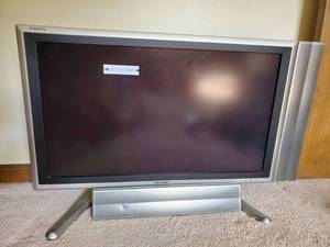 lot 3010 image: Sharp Television 32 inch - No Remote