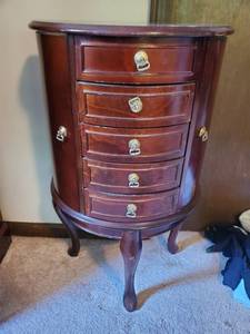lot 3102 image: Mahogany Wooden Jewelry Stand