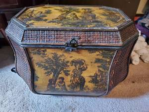 lot 3105 image: Bintage Wicker Truck with Picture on it.