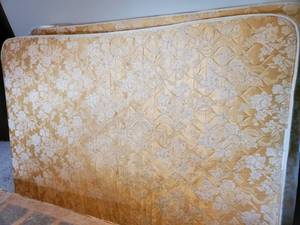 lot 3108 image: Full Size Yellow Floral Mattress with Box Spring
