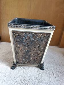 lot 3114 image: Small Bathroom Trashcan