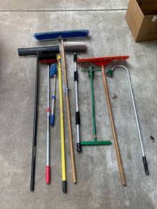 lot 3119 image: Lot of Yard Tools