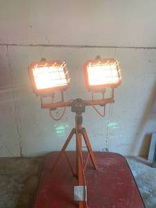 lot 3124 image: Power Light Dual Head Tripod Portable Work Light 500 Watts Working