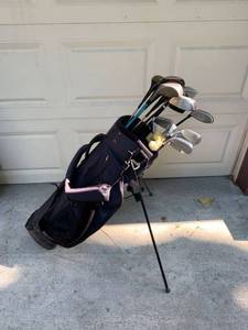 lot 3147 image: Golf Bag Full of Golf Clubs