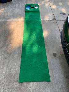 lot 3184 image: Portable Practice Putting Mat With Ball Return Works